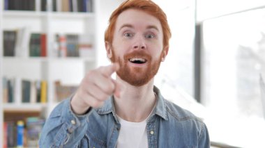 kamera doğru işaret eden adam