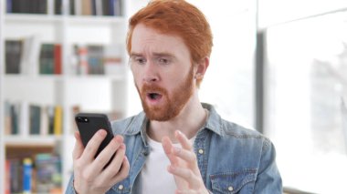 Telefonda sonuçları tarafından şok genç Casual Redhead adam