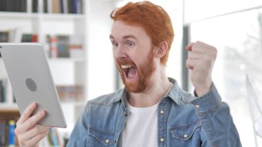 Adam başarı kullanarak Tablet süre kutluyor