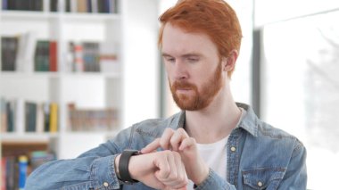 SmartWatch kullanarak genç Casual Redhead adam