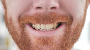 Genç Casual Redhead adam gülümseyen dudaklar