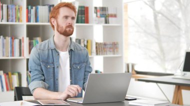 Pensive genç Casual Redhead adam Iş düşünme