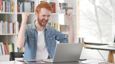 Genç Casual Redhead adam projenin başarısını kutluyor