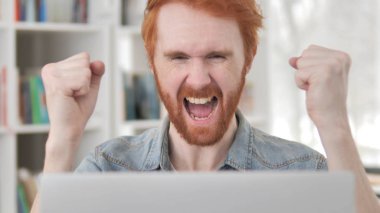 Genç Casual Redhead adam online projenin başarı kutluyor