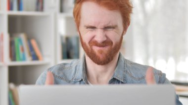 Genç Casual Redhead adam Project Failure tarafından üzgün