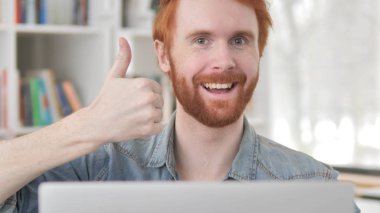 Thumbs yukarı tarafından genç Casual Redhead adam at Iş
