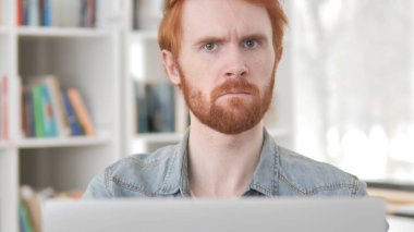 Genç Casual Redhead adam baş sallayarak tarafından Inkar, Hayır