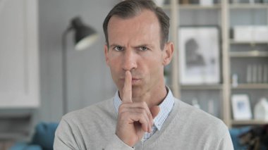 Sessiz, sessizlik jest tarafından orta yaşlı adam