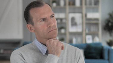 Pensive orta yaşlı adam yeni fikir düşünme