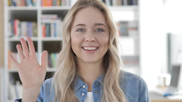 Merhaba genç sarışın kadın, el sallayarak