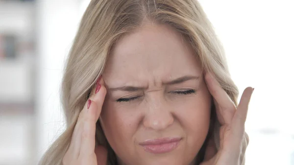 Close-up van de vrouw met hoofdpijn en stress — Stockfoto