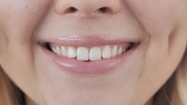 Gros plan des lèvres souriantes de la femme — Photo
