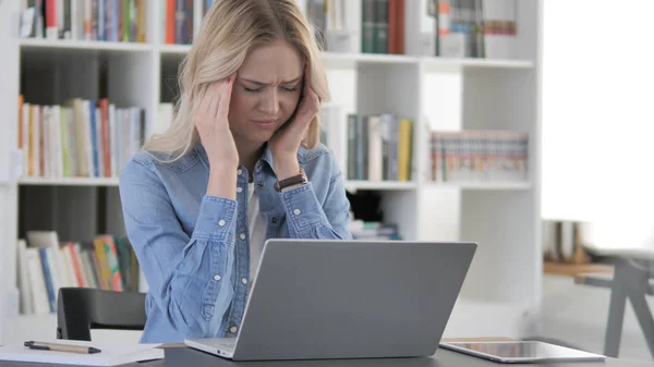 Mujer rubia joven estresada con dolor de cabeza Trabajando en el ordenador portátil — Foto de Stock