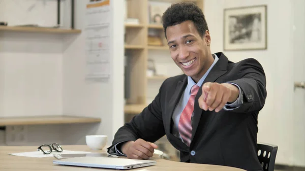 Joven empresario africano apuntando hacia la cámara — Foto de Stock