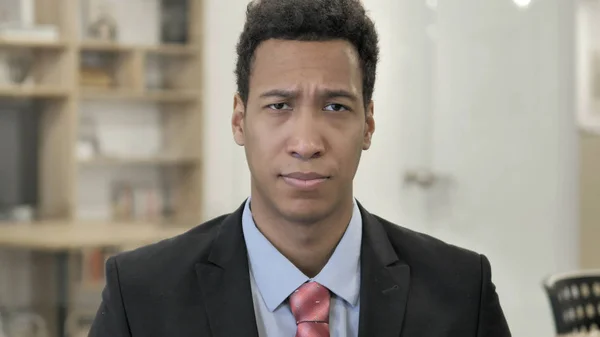Portret van verdrietig jonge Afrikaanse zakenman boos door verlies — Stockfoto