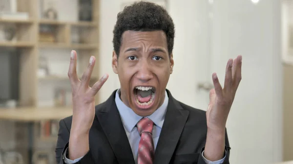 Gritando enojado joven empresario africano perdió la cabeza —  Fotos de Stock