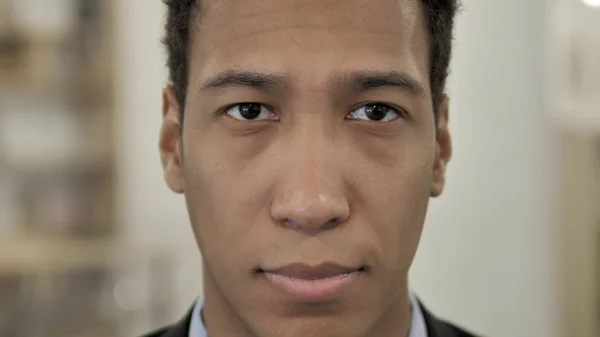 La cara de un joven empresario africano serio — Foto de Stock