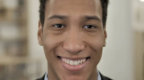 Rostro sonriente del joven empresario africano — Foto de Stock