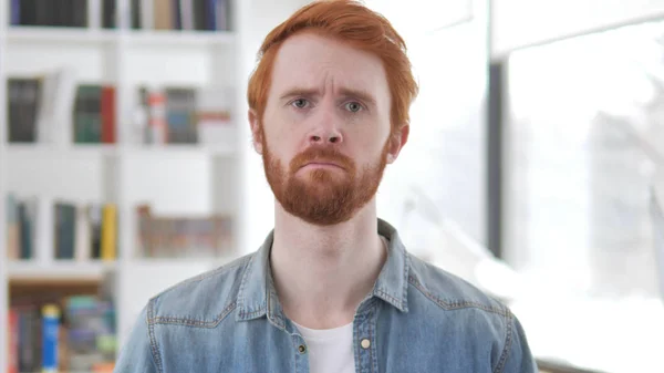 Portrait de jeune homme rousse occasionnel triste bouleversé par la perte — Photo