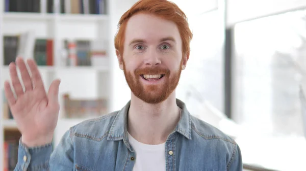 Haló, mladý příležitostný Redhead muž mávající ruku — Stock fotografie