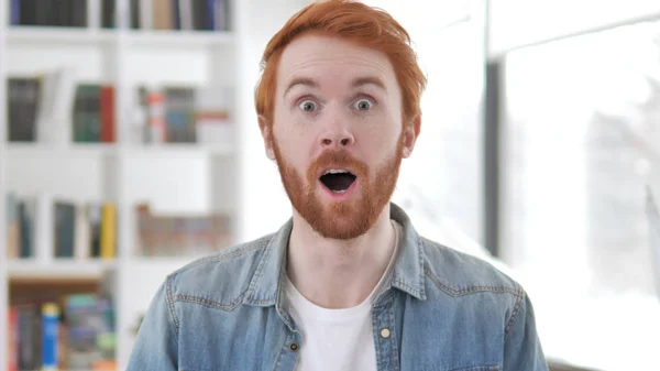 Jeune homme rousse occasionnel célébrant le succès — Photo