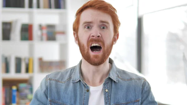 Neúspěch, mladý příležitostný Redhead muž rozčilený ztrátou — Stock fotografie