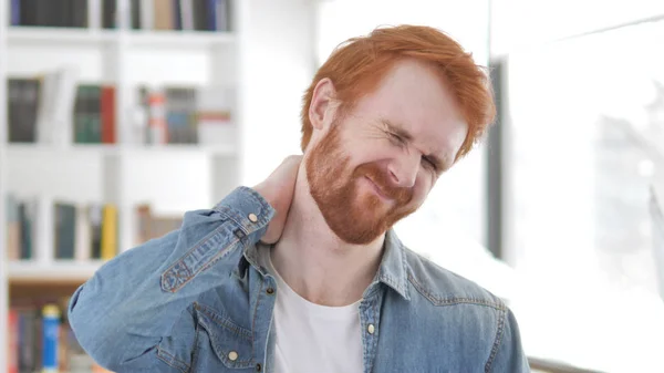 Joven hombre pelirrojo casual con dolor de cuello —  Fotos de Stock