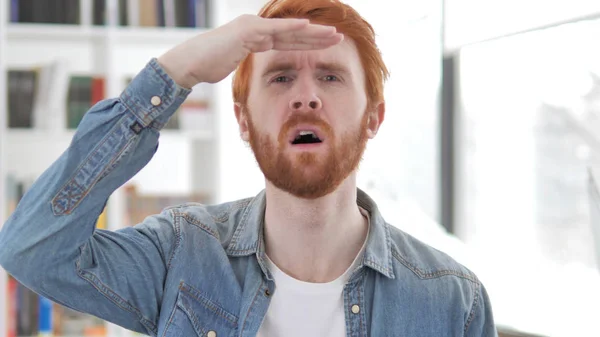 Mladý příležitostný Redhead muž hledání nové příležitosti — Stock fotografie