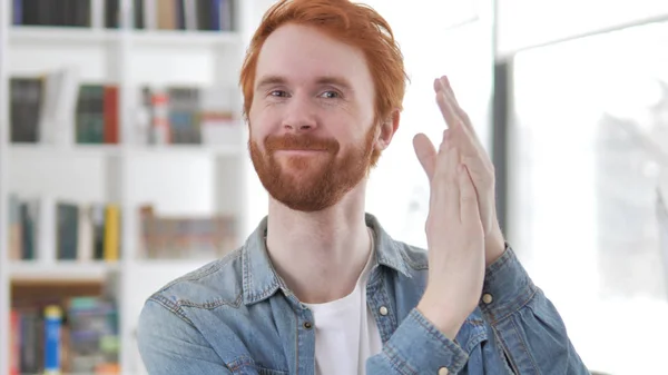 Applauding, Clapping Young Casual Redhead Man — Stock Photo, Image