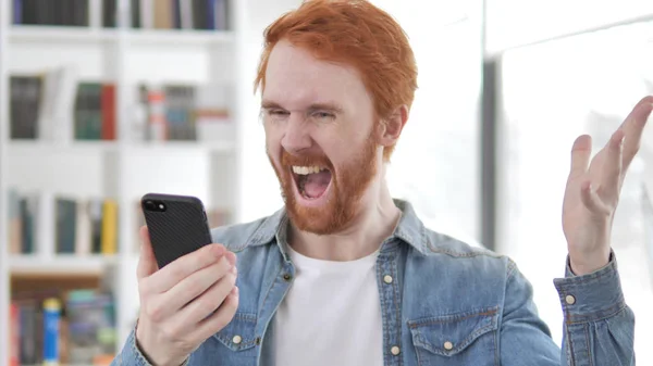 Uomo eccitato godendo di successo durante l'utilizzo di Smartphone — Foto Stock