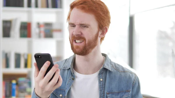 Jovem Casual Ruiva Homem Reagindo à Perda em Smartphone — Fotografia de Stock