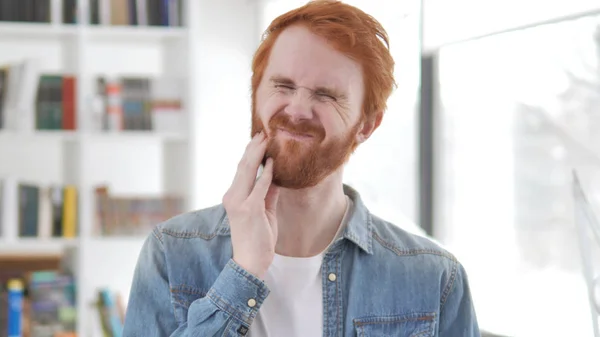 歯痛、歯の感染症を持つ若いカジュアルな赤毛の男 — ストック写真
