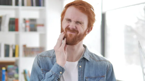 Dor de dente, Jovem Casual Ruiva Homem com infecção dentária — Fotografia de Stock