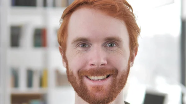 Lachend gezicht van jonge casual Redhead man — Stockfoto