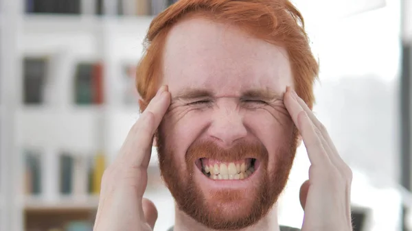 Frustré jeune homme rousse occasionnel avec mal de tête — Photo