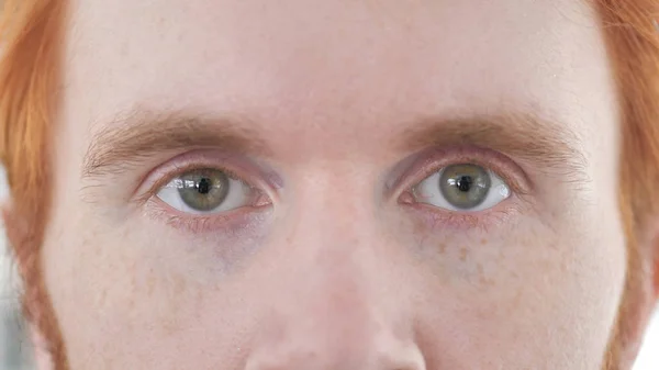 Närbild av ögon unga casual Redhead man — Stockfoto