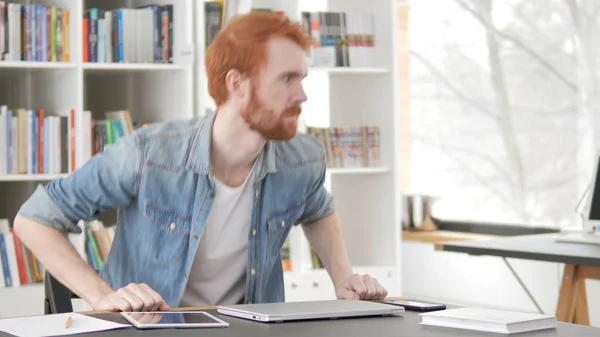 Giovane casual rossa uomo lasciando ufficio dopo il lavoro — Foto Stock