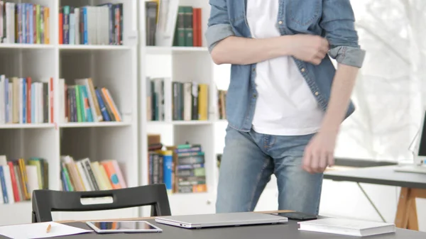 Junger beiläufiger Rotschopf kommt ins Büro und zur Arbeit — Stockfoto