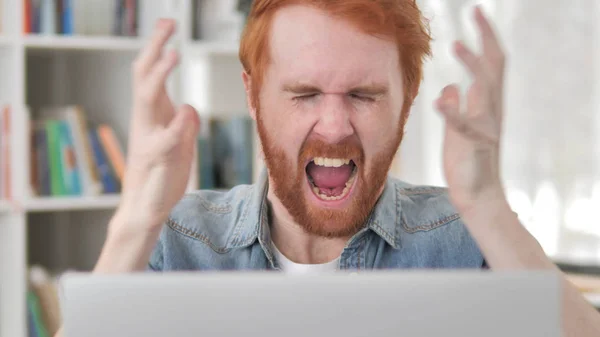 Θυμωμένος νέοι περιστασιακή κοκκινομάλλα άνθρωπος ουρλιάζοντας στο δουλειά — Φωτογραφία Αρχείου