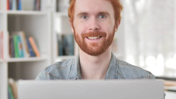 Glimlachend jong casual Redhead man kijken naar camera — Stockfoto