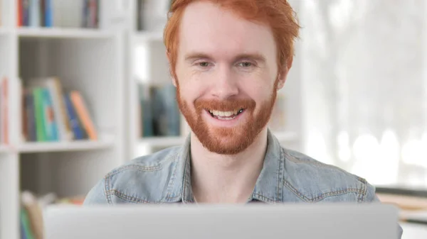 Chat vidéo en ligne par jeune homme rousse occasionnel — Photo