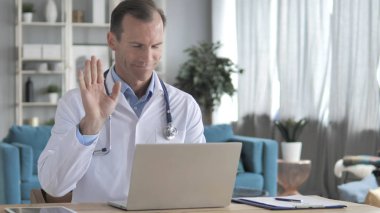 Hasta ile kıdemli Doktor online görüntülü sohbet