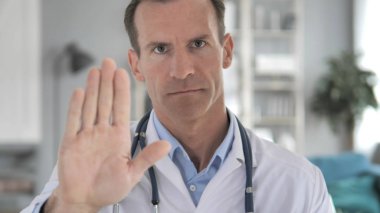 Klinikte kıdemli doktor tarafından stop Gesture