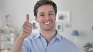 Heyecanlı yakışıklı genç adam tarafından thumbs up