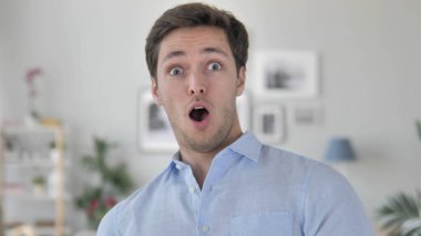 Hayret yakışıklı genç adam sürpriz olumlu olaylar tarafından