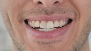 Genç adam gülümseyen dudaklar yakın yukarı