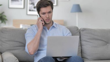 Telefonda çalışma tartışmak yakışıklı genç adam