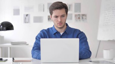 Casual yetişkin adam laptop üzerinde çalışma