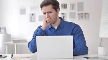 Hasta Casual yetişkin adam öksürük Iş yerinde