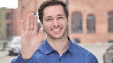 Merhaba, Genç adam ayakta açık karşılama